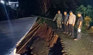 f-jalan-paving-dan-TPT-ambrol-menimpa-kandang-sapi-di-Dusun-Lumbang-Krajan-Desa-Lumbangrejo-Kecamatan-Prigen-3from-Kantor-Kecamatan-Prigen-849026597