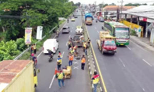 f-perbaikan-jalan-berlubang-diruas-jalan-nasional-Surabaya-Malang-di-Kecamatan-Purwodadifrom-BBPJN-Jatim-Bali-2990262330