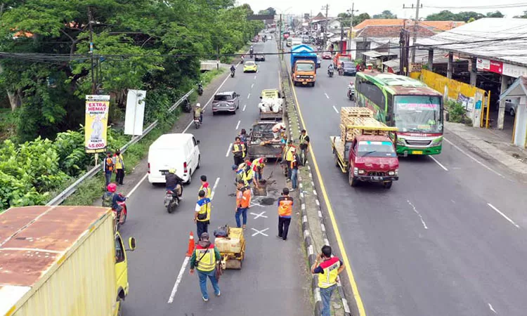 f-perbaikan-jalan-berlubang-diruas-jalan-nasional-Surabaya-Malang-di-Kecamatan-Purwodadifrom-BBPJN-Jatim-Bali-2990262330