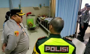ft-kapolres-saat-meninjau-korban-laka-1614425777