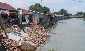 ft-pedagang-di-plengsengan-kali-gembong-1278833119