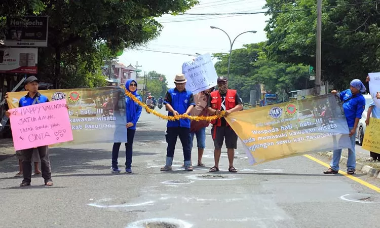 ft-satire-jalan-rusak-833105583
