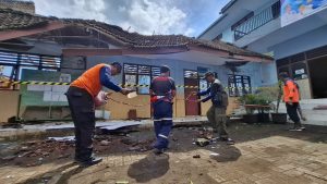 6832db1da91c7-atap-gedung-sekolah-di-jombang-yang-ambruk_malang (1)