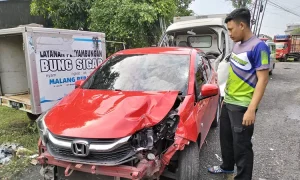 f-bodi-depan-mobil-Honda-Brio-ringsek-barang-bukti-laka-lantas-diamankan-di-Poslantas-Polsek-Pandaan-2zal-726126960