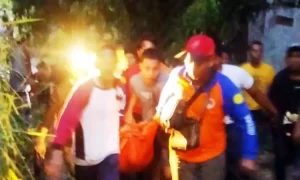 f-evakuasi-jasad-Tutik-Muhajati-warga-Kelurahan-Kolursari-Kecamatan-Bangil-tewas-hanyut-di-sungai-Kedunglaranganfrom-Polsek-Bangil-1546014774