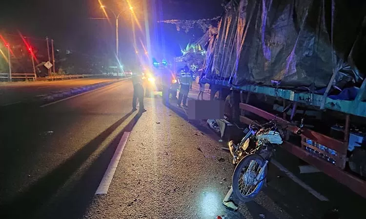 ft-pasutri-mlijo-tabrak-truk-mogok-3188872694