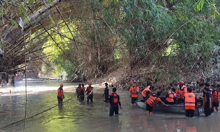 F-banyak-temukan-sampah-di-sungai-gembong-1736694326