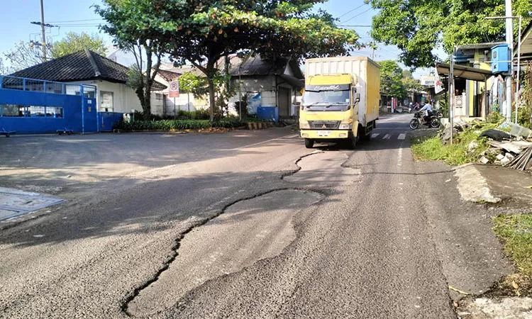 f-aspal-jalan-kabupaten-ruas-Jetak-Dayurejo-di-Desa-Bulukandang-Kecamatan-Prigen-banyak-titik-mengelupas-1zal-305089309 (1)
