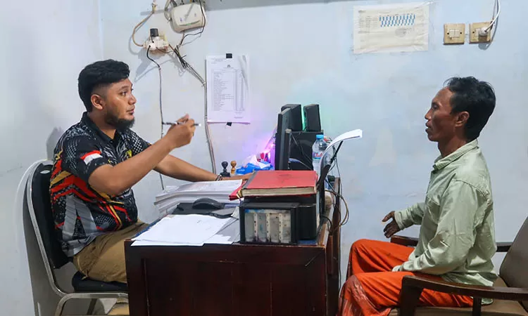 f-jukir-pasang-paku-1b-zubaidillah-2886238082