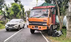 ft-truk-jalan-mundur-tabrak-2-motor-3951941305