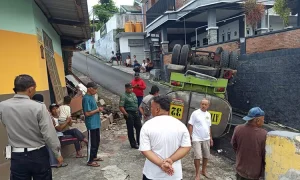 f-truk-tangki-muatan-air-curah-terguling-di-Kelurahan-Pecalukan-Kecamatan-Prigen-1istimewa-2457162261