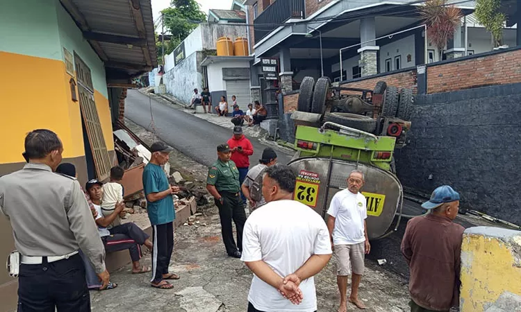 f-truk-tangki-muatan-air-curah-terguling-di-Kelurahan-Pecalukan-Kecamatan-Prigen-1istimewa-2457162261