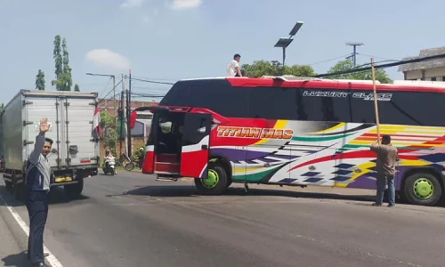 Foto-bus-kesulitan-keluar-terhalang-kabel-wifi-69118766