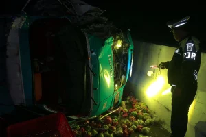 Foto-laka-tol-grati-karena-berkabut-3-1639469606