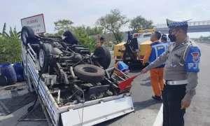Foto-pikap-terguling-di-tol-rembang-pasuruan-4-3748902088