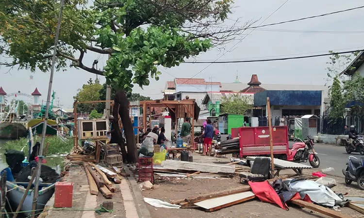 Foto-tiga-lapak-dibongkar-paksa-556875863