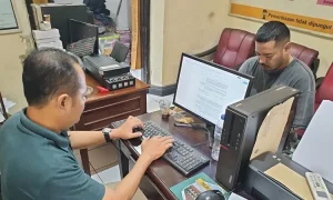 f-Tiara-Oliver-Sembolon-kanan-tersangka-kasus-tipu-gelap-saat-diperiksa-penyidik-di-Mapolsek-Pandaan-1zal-228942563