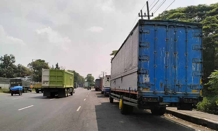 f-bangil-truk-parkir-1216683944