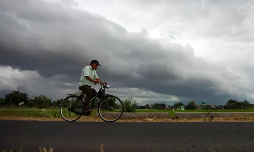 f-cuaca-mendung-3185905382