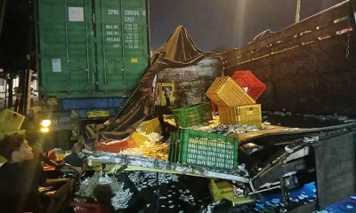 f-truk-tabrak-kontainer-mogok-di-depan-pabrik-Kastex-Desa-Sumberejo-Kecamatan-Pandaan-4zal-2890216843