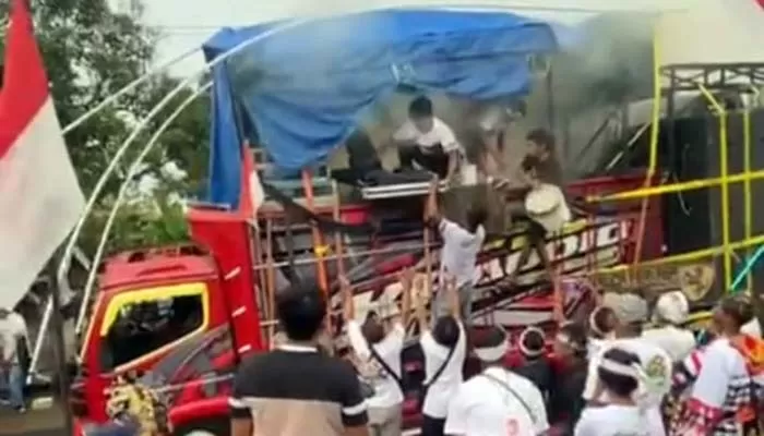 ft-genset-sound-karnaval-terbakar-2712680204