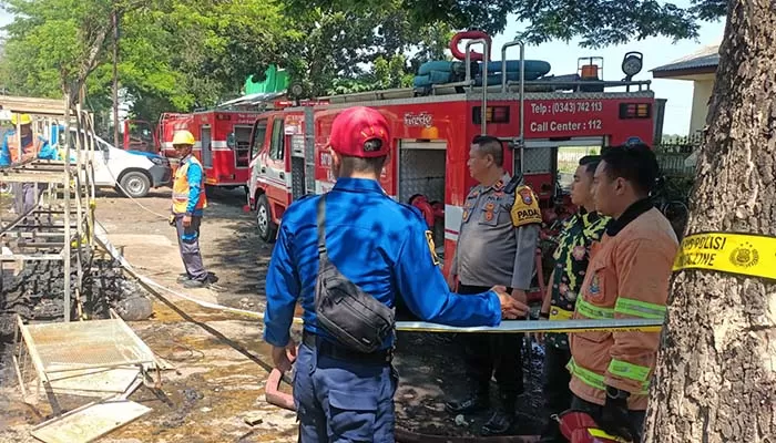 ft-kebakaran-pasar-grati-1268630112