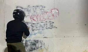 Coret-Tembok-di-Tempat-Umum-Kota-Pasuruan-Satpol-PP-Menghapusnya-Pelaku-Akan-Diamankan-1-279543033