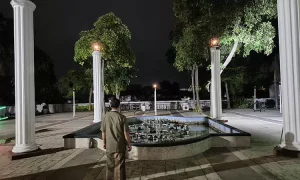 F-pengunjung-melihat-air-mancur-di-taman-kota-2567400614 (1)