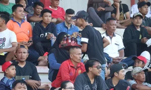 Penonton-Menikmati-Pertandingan-3142581776