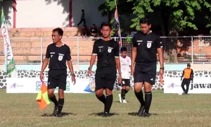 Wasit-yang-Memimpin-Pertandingan-3039736438