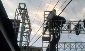 f-Wahyu-Mulyajati-sesaat-setelah-tersengat-arus-listrik-dievakuasi-oleh-rekannya-di-TKPistimewa-68534147