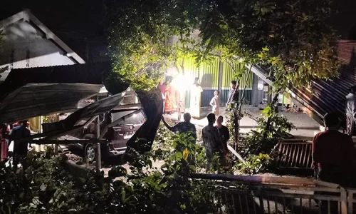 f-pagar-jebol-dan-teras-rumah-warga-serta-teras-toko-ambruk-tertabrak-truk-boks-2zal-4227310597