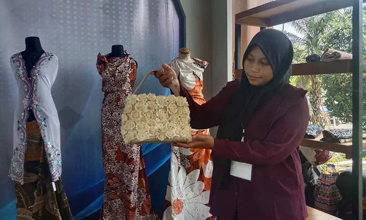 f-pekan-raya-pameran-717689007