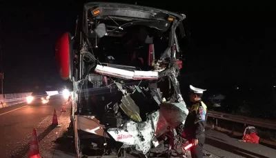 ft-bus-tertabrak-2836114071