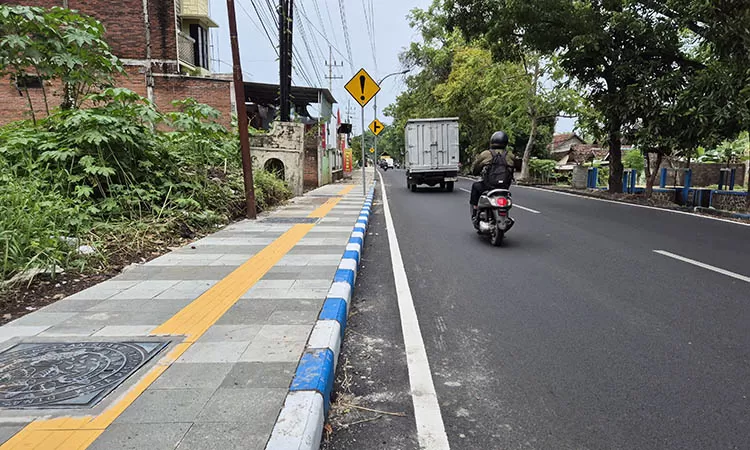 F-trotoar-sisi-barat-jalan-kyai-mansyur-444680604