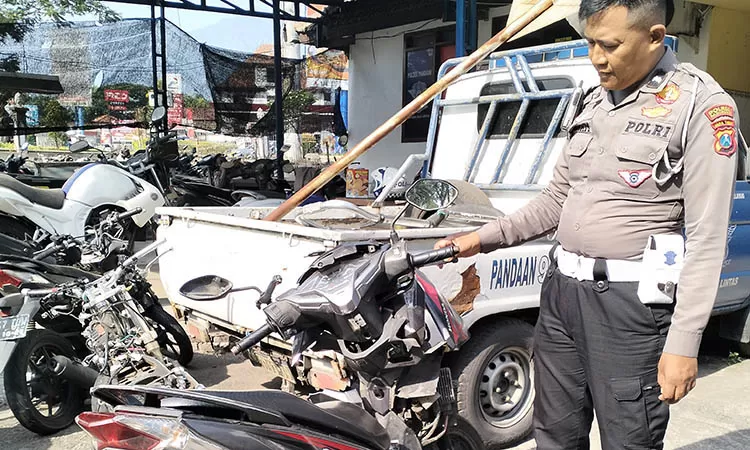 f-motor-Honda-Vario-bodi-depan-ringsek-setelah-menabrak-kontainer-mogok-1zal-3991102441 (1)