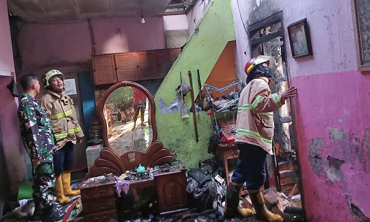 f-petugas-damkar-melakukan-pengecekan-rumah-warga-yang-terbakar-di-Desa-Kejapanan-Kecamatan-Gempol-usai-api-berhasil-dipadamkan-3from-tim-damkar-kabpas-3496910282