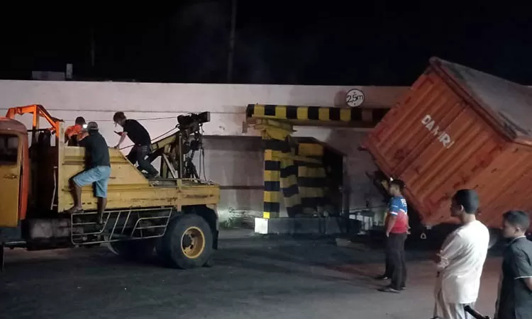 f-proses-evakuasi-tronton-boks-nyangkut-viaduk-dan-menimpa-pikap-1zal-1795806337