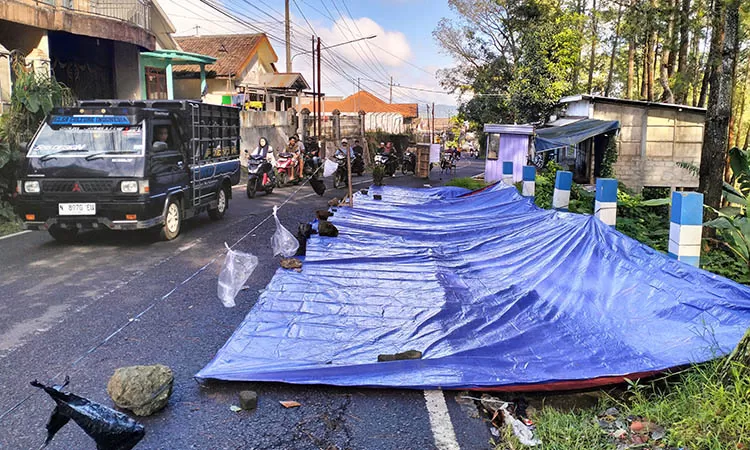 f-tanah-retak-dan-ambles-di-tutup-terpal-berada-tepi-jalan-kabupaten-Desa-Wonosari-Kecamatan-Tutur-3zal-3942416179