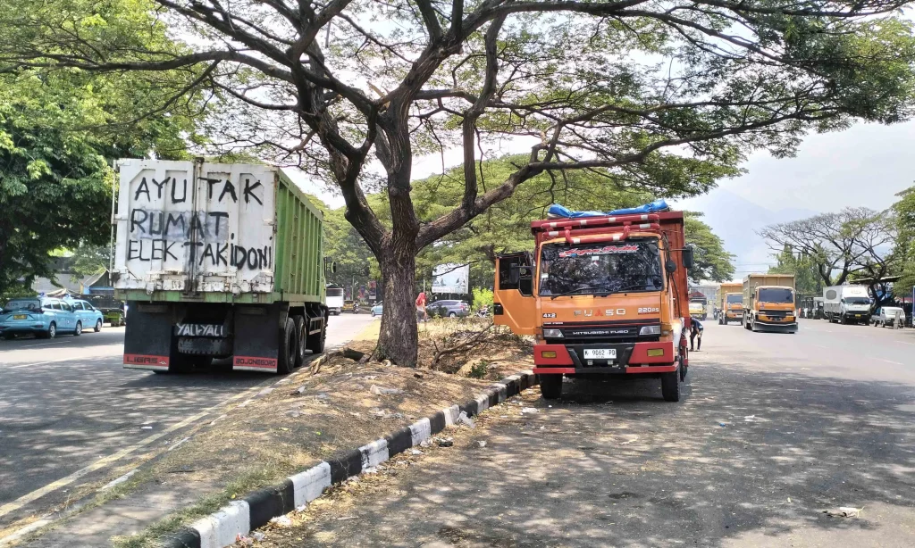f-truk-parkir-liar-masih-marak-di-tengah-Bundaran-Apollo-Desa-Karangrejo-Kecamatan-Gempol-3zal-4227827171