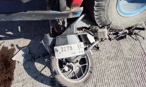 ft-motor-terlindas-truk-1106001567