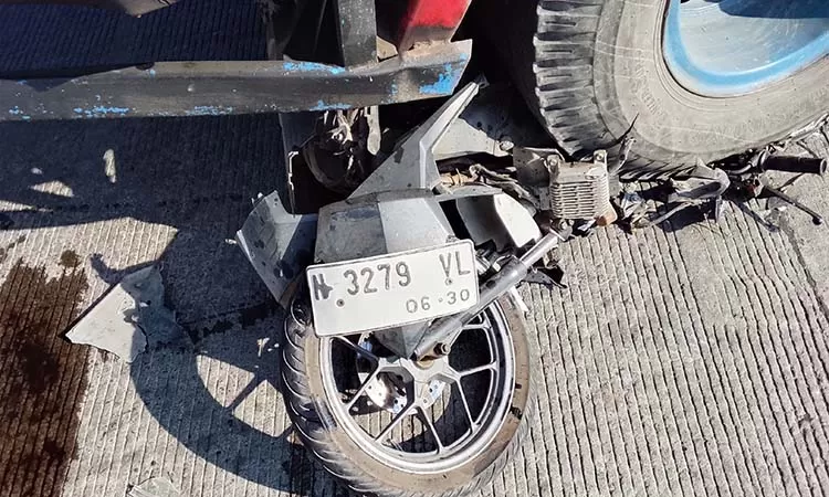 ft-motor-terlindas-truk-1106001567