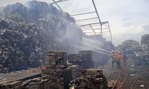 ft-pabrik-kertas-terbakar-2128940357