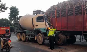 ft-truk-molen-vs-truk-gandeng-3024673394