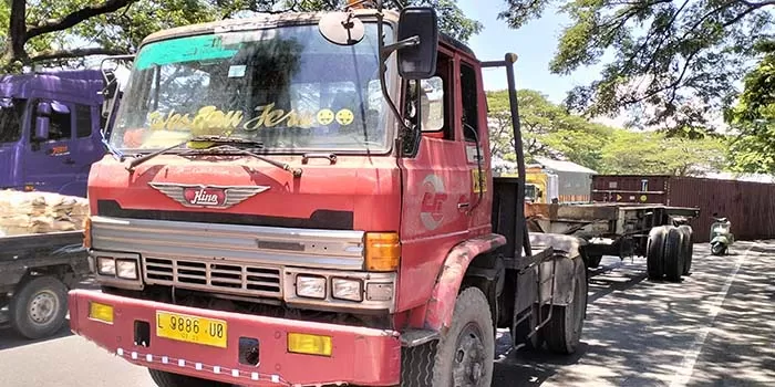 ft-truk-peti-kemas-terjatuh-2448758862