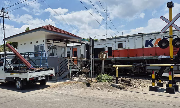 F-pos-perlintasan-di-blandongan-321792649