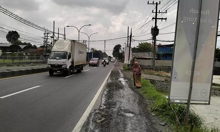 f-TKP-laka-lantas-tunggal-motor-tabrak-tiang-telepon-dan-banner-iklan-di-tepi-jalan-berada-di-Desa-Sumberejo-Kecamatan-Pandaan-2zal-2685313371