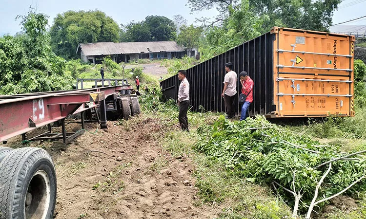 f-kontainer-remblong-naik-gundukan-tanah-tabrak-bangunan-kosong-peti-kemasnya-terguling-TKP-di-Desa-Sumbersuko-Kecamatan-Gempol-2zal-573365671