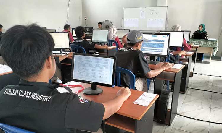 f-pelajar-kelas-XII-SMK-Muhammadiyah-I-Pandaan-sedang-mengerjakan-soal-TKA-dihari-pertama-atau-gelombang-satu-2zal-697775316