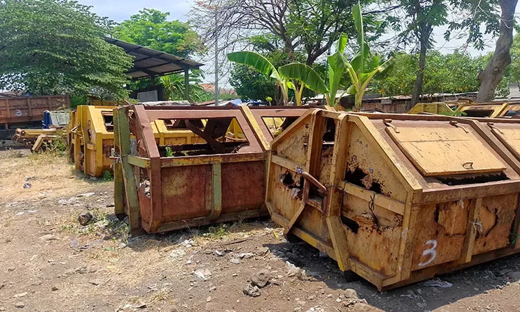f-sejumlah-kontainer-sampah-tampak-berlubang-atau-mengalami-kerusakan-berada-di-posko-Bangilfrom-DLH-Kabupaten-Pasuruan-1572153264